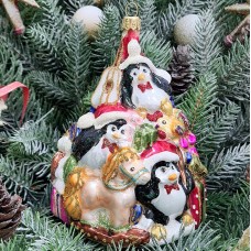 Стеклянная елочная игрушка Гора пингвинов с подарками